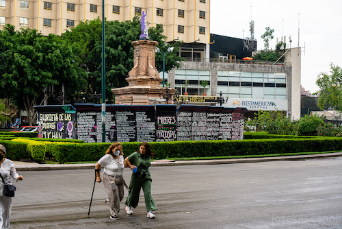 dos señoras cruzando la calle