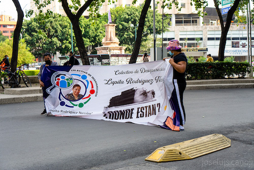 dos mujeres protestando