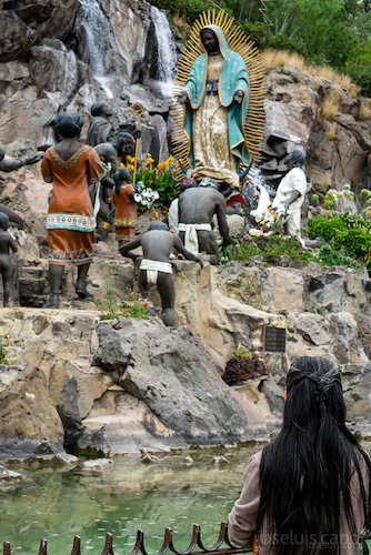 una mujer observando la virgen de guadalupe