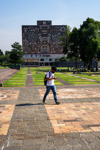 un estudiante caminando en unam
