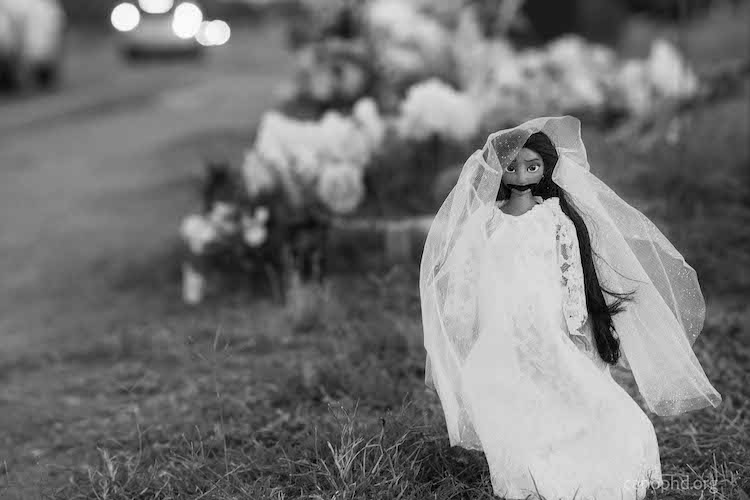 la llorona en frente del muro fronterizo